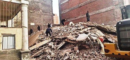 معلومات أولية.. 6 ضحايا أسفل عقار أسيوط المنهار "صور"