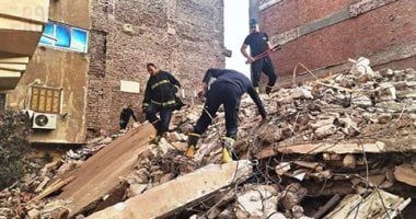 انتشال 4 جثث بينهم طفلين من أسفل عقار أسيوط المنهار .. فيديو