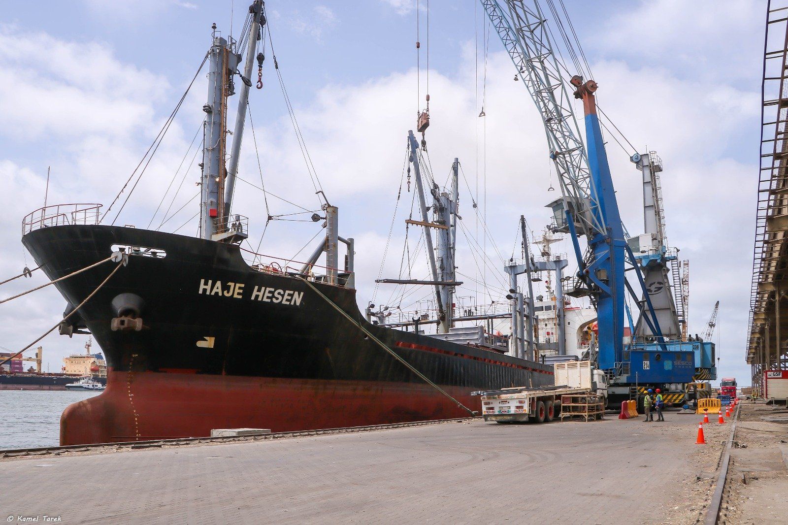 ميناء دمياط ينجح فى تصدير أول شحنة حديد "بيليت" مصرى خالص.. صور