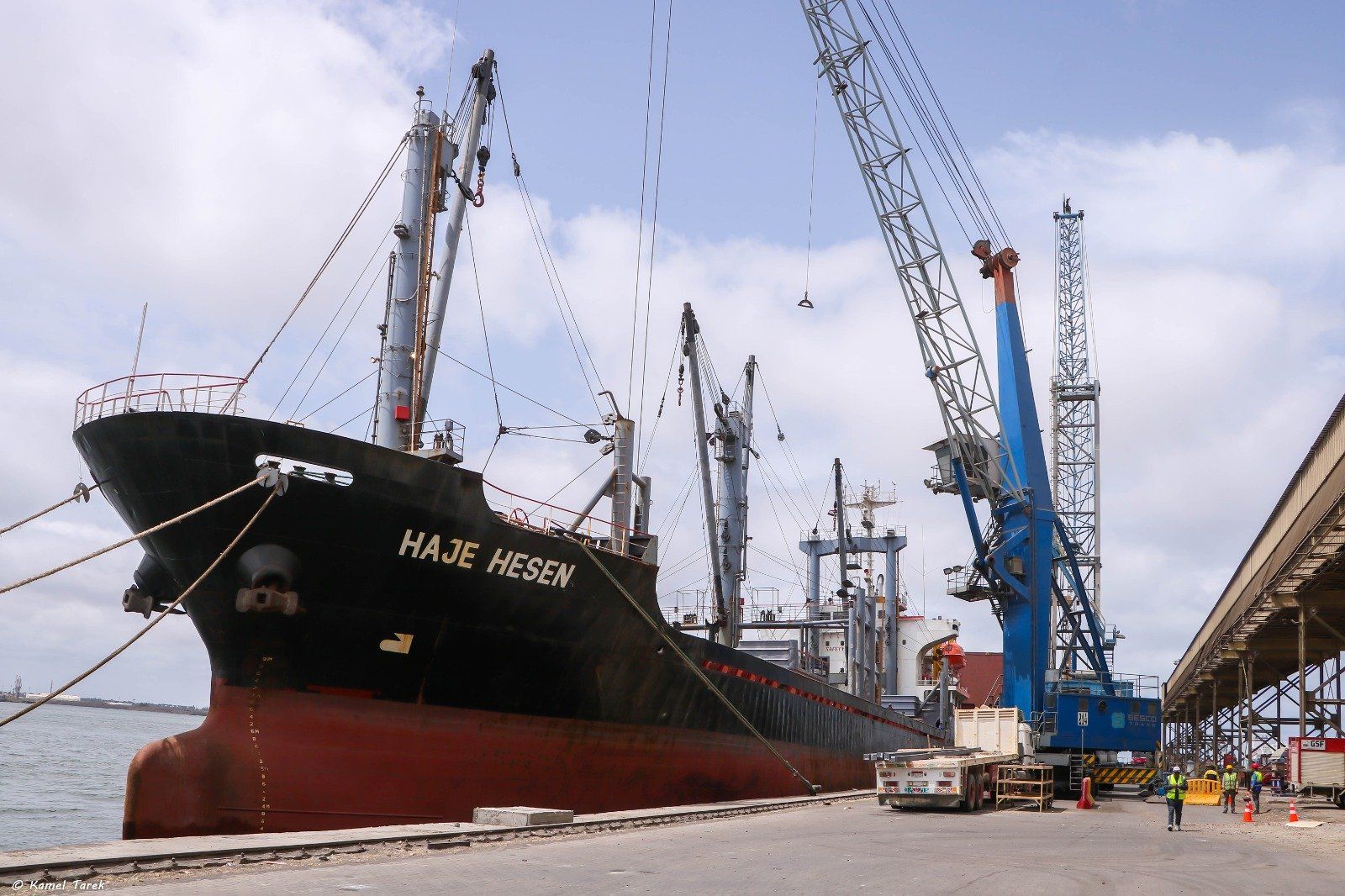 ميناء دمياط ينجح فى تصدير أول شحنة حديد "بيليت" مصرى خالص.. صور