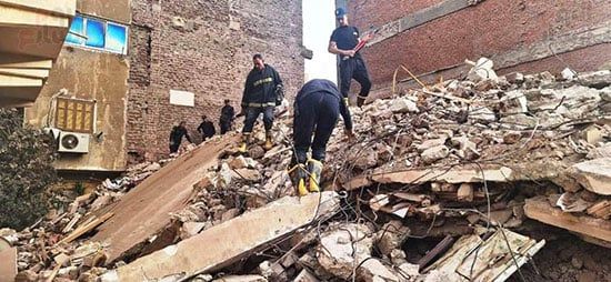 معلومات أولية.. 6 ضحايا أسفل عقار أسيوط المنهار "صور"