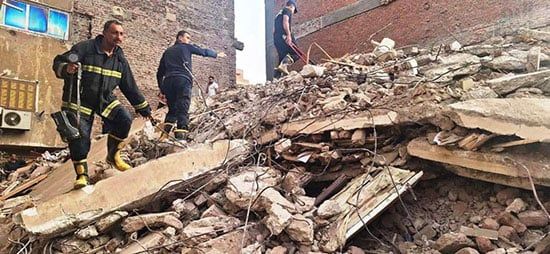 معلومات أولية.. 6 ضحايا أسفل عقار أسيوط المنهار "صور"