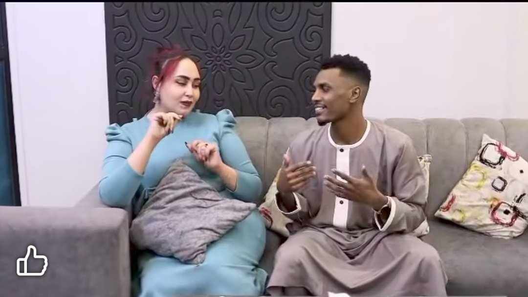 شاهد بالصورة والفيديو.. سخرية واسعة على مواقع التواصل من “كليب” سوداني تم تصويره داخل “كافيه” بالقاهرة والجمهور: (المودل خالة مجيهة وجنقو مصر فشفشفوا مصارينا)