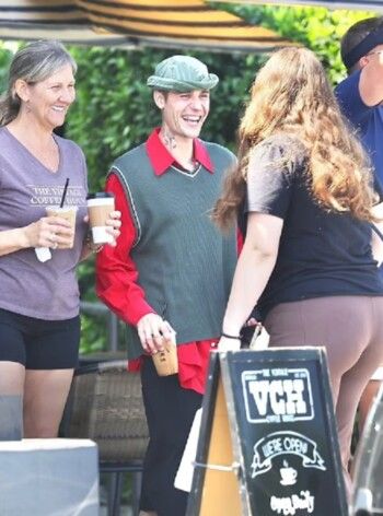 السبب الحقيقي وراء ابتسامة جاستن بيبر مرة أخرى