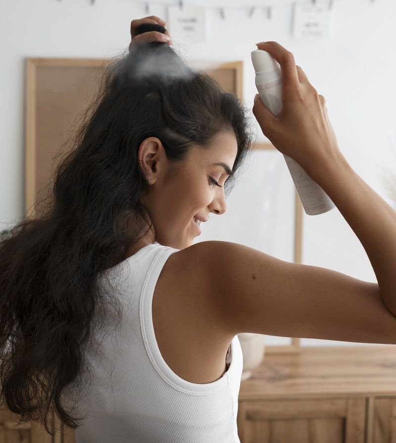 غسل الشعر يومياً في فصل الصيف.. هل هو عادة صحية أم خطأ شائع؟