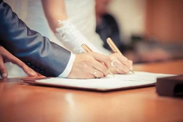 العزوبية تحمي العقل.. هل غير المتزوجين أقل إصابة بالخرف؟