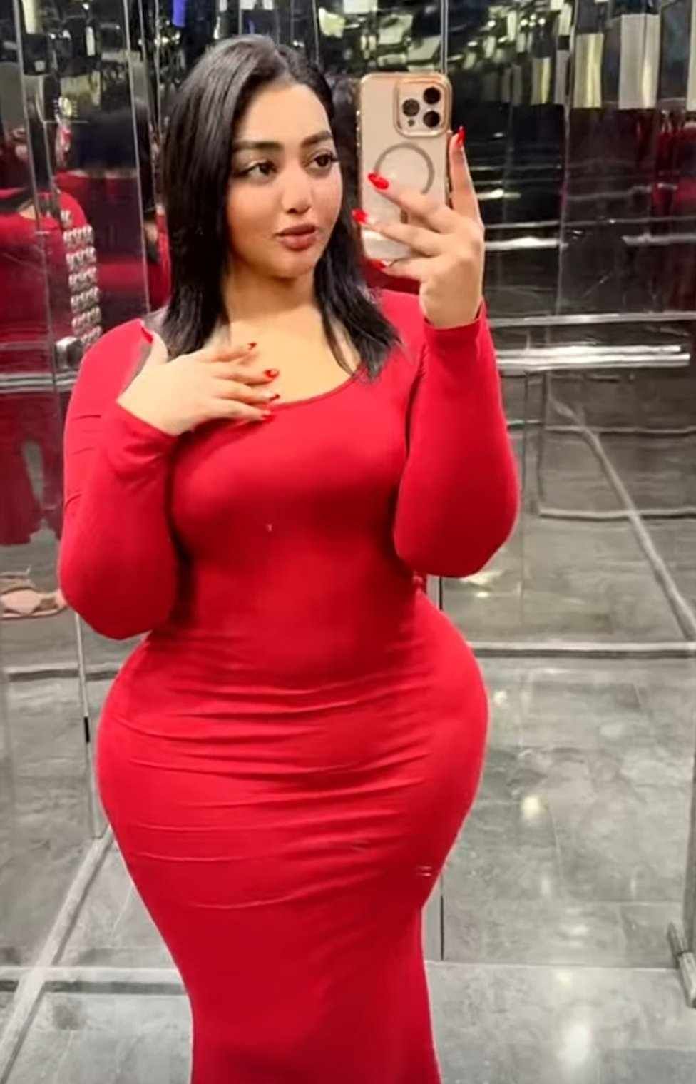 شاهد بالصورة والفيديو.. الممثلة السودانية الحسناء “هديل” تشعل مواقع التواصل وتستعرض جمالها بأزياء محذقة ومثيرة للجدل