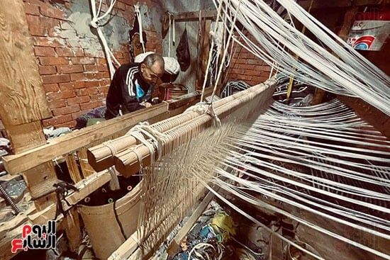 سيد كحيل.. رحلة إبداع فى صناعة السجاد على النول اليدوى.. صور