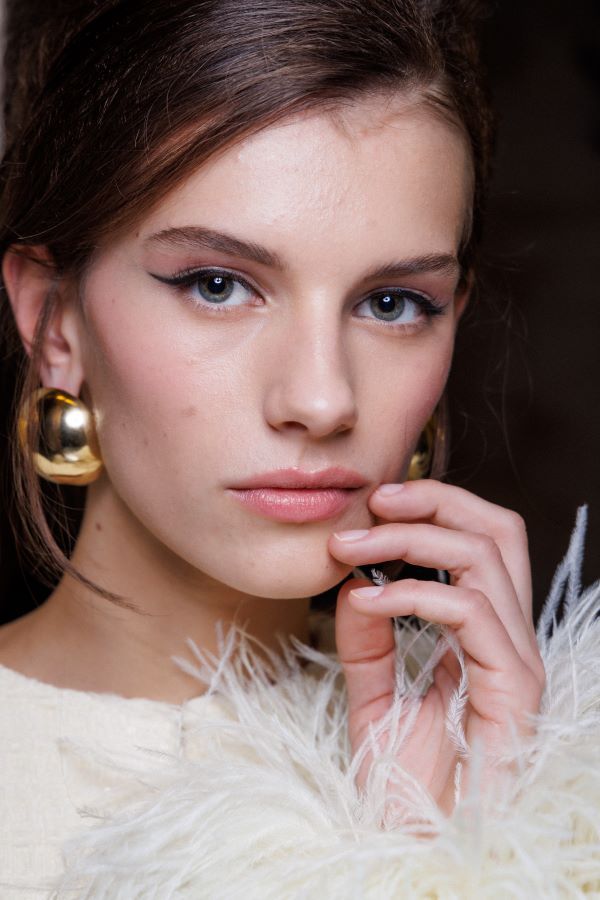 صيحة الأيلاينر المسحوب تعود بقوة في ربيع وصيف 2025.. إليكِ أبرز الرسمات الرائجة