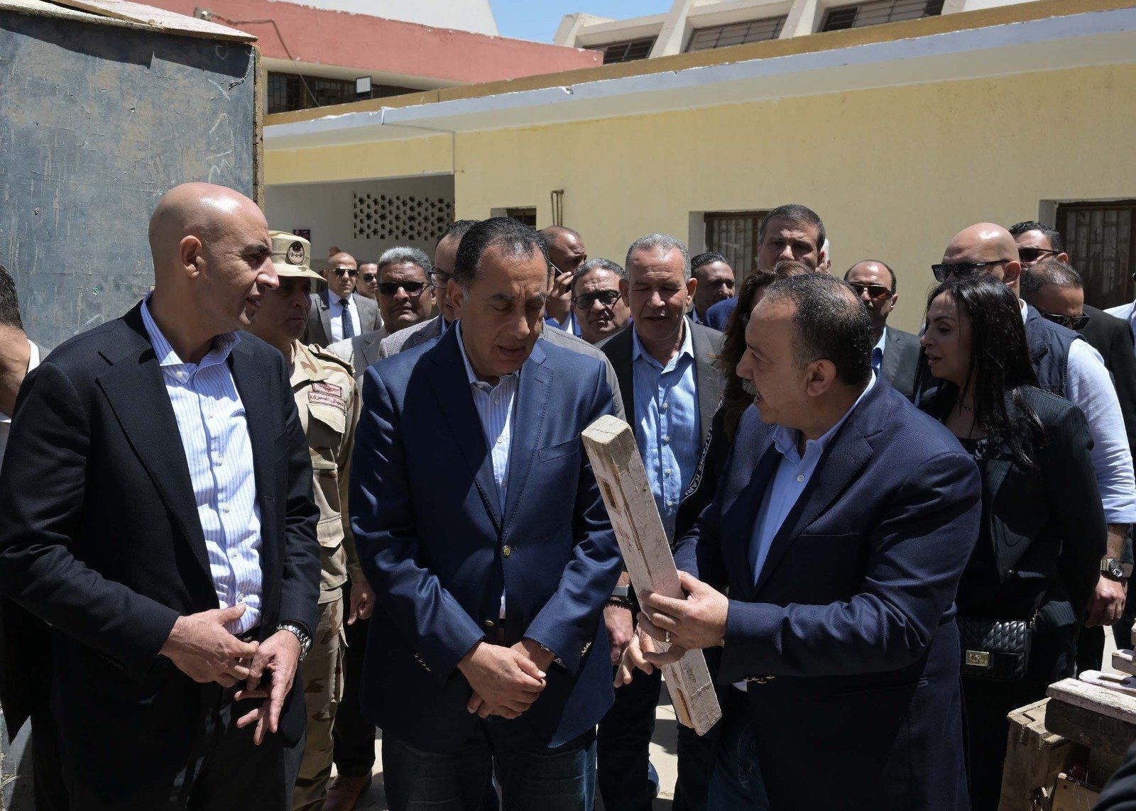 طلاب مدرسة تكنولوجية بأسيوط يشيدون بمستوى التعليم المتميز.. ومدبولى: الحكومة داعمة