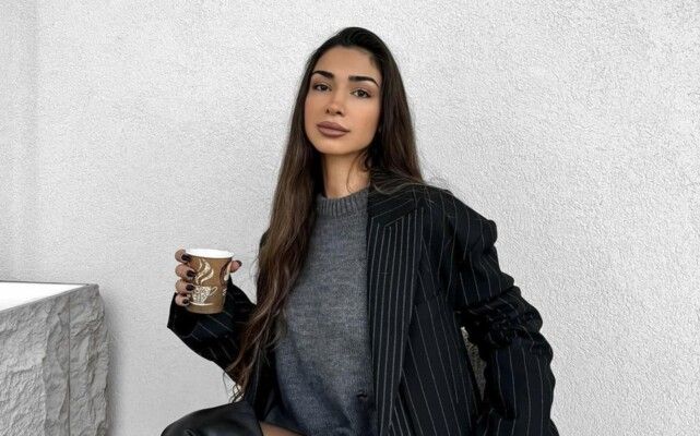 تيا ديب تتألق بإطلالة شيك وسعر مرتفع لحقيبة يدها من Bottega