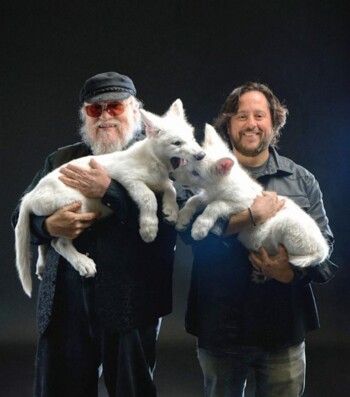 بعد ان كان شخصية اساسية في سلسلته Game of Thrones.. جورج ر. ر. مارتن يستقبل الذئاب الرهيبة