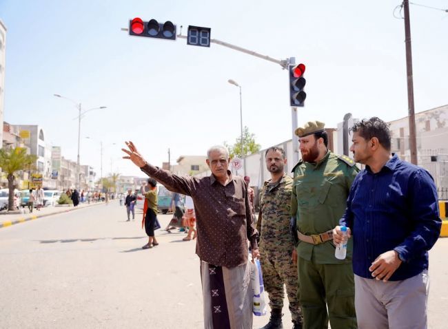 لأول مرة في العاصمة عدن.. تدشين إشارة مرور رقمية حديثة في مديرية الشيخ عثمان