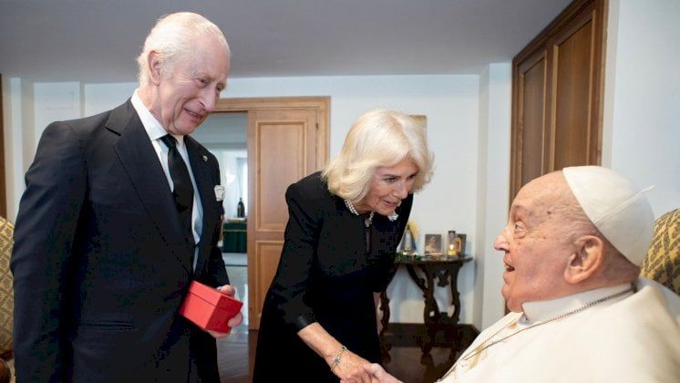 نشر صورة لتأكيد لقاء ملك بريطانيا والملكة مع البابا