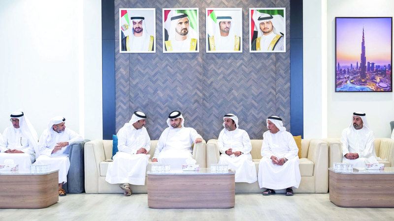 الامارات | منصور بن محمد يقدم واجب العزاء في وفاة محمد عبدالله بالحصا الشامسي