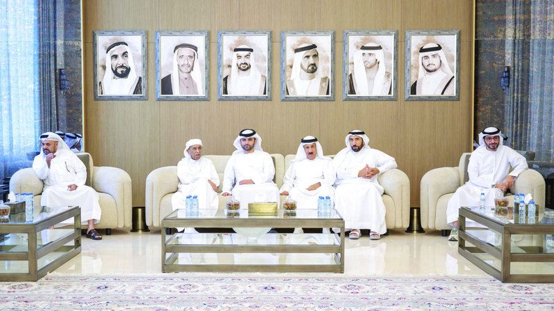 الامارات | منصور بن محمد يقدم واجب العزاء في وفاة راشد بن علي الشعفار