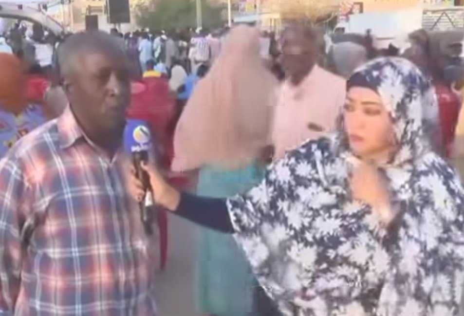 شاهد بالصورة والفيديو.. أثناء إجرائها مقابلة تلفزيونية بالشارع.. مذيعة سودانية تدخل في حالة خوف ورعب شديد بعد سماعها صوت “الرصاص” وساخرون: (المسكينة قلبها وقف)