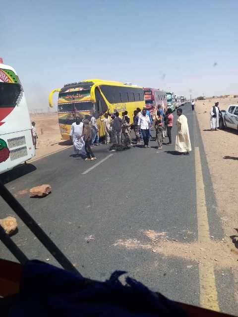 شاهد بالفيديو.. بالصافرات والزغاريد من “البلكونات”.. سودانيون بحي فيصل بالقاهرة يودعون أهاليهم العائدون إلى أرض الوطن