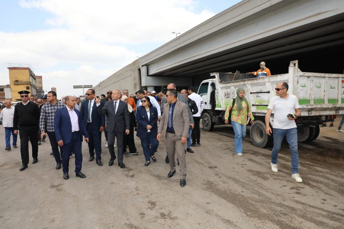 محافظ القاهرة يسحب رخص سيارات مخالفة بمحيط موقف السلام الجديد.. صور