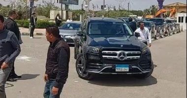 وصول جثمان والدة زوجة رامي صبري إلى مسجد الشرطة استعدادا لصلاة الجنازة