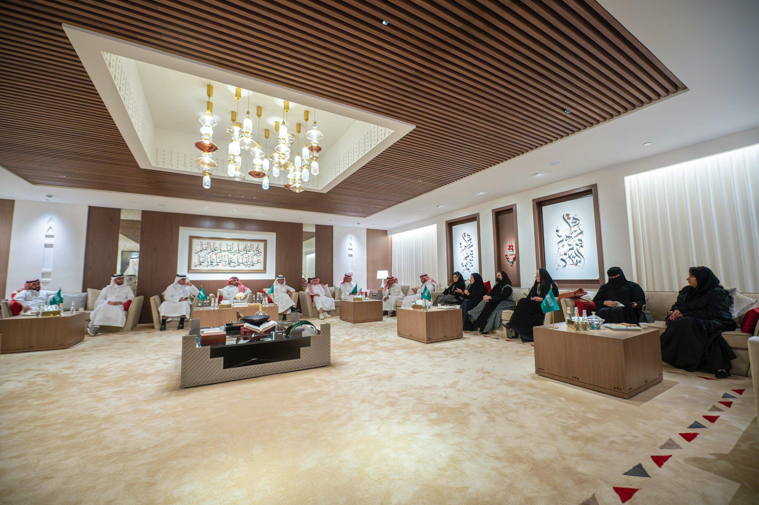 ديوانية القلم الذهبي تفتح نقاشًا ثريًا حول “مكانة الأدب وتأثيره”