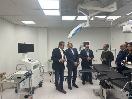 رئيس الوزراء يتفقد مستشفي منفلوط.. صور
