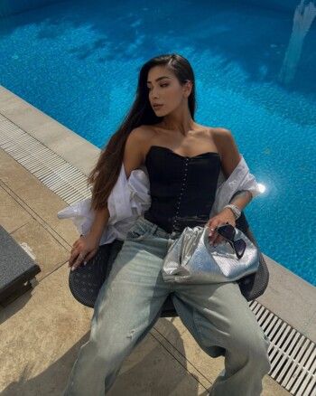 تيا ديب تتألق بإطلالة شيك وسعر مرتفع لحقيبة يدها من Bottega