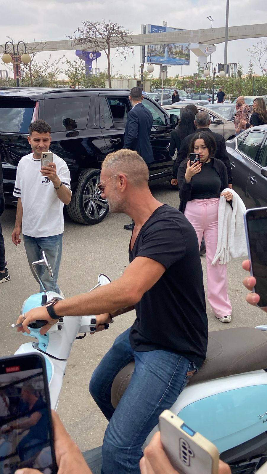 تامر هجرس بالاسكوتر فى جنازة والدة زوجة رامي صبري .. صور