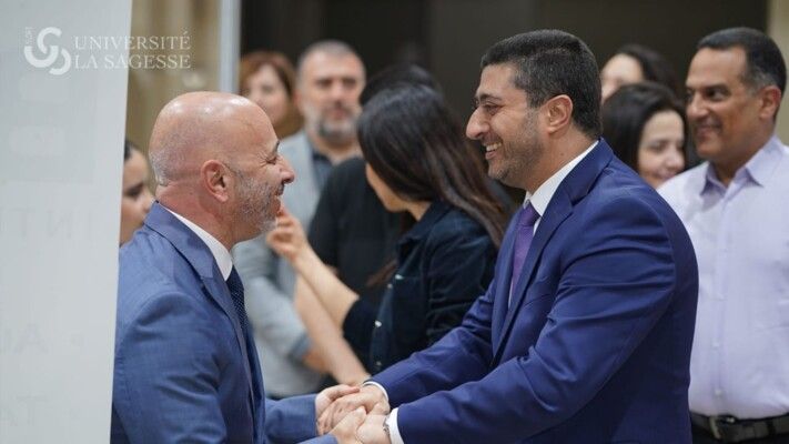 جامعة الحكمة نظمت معرض الوظائف "Career Fair" للتواصل المباشر بين الطلاب