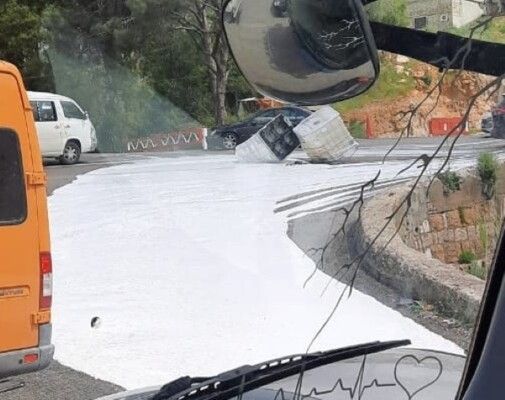 التحكم المروري: سقوط حمولة شاحنة عند منعطفات عاريا دون قطع للطريق