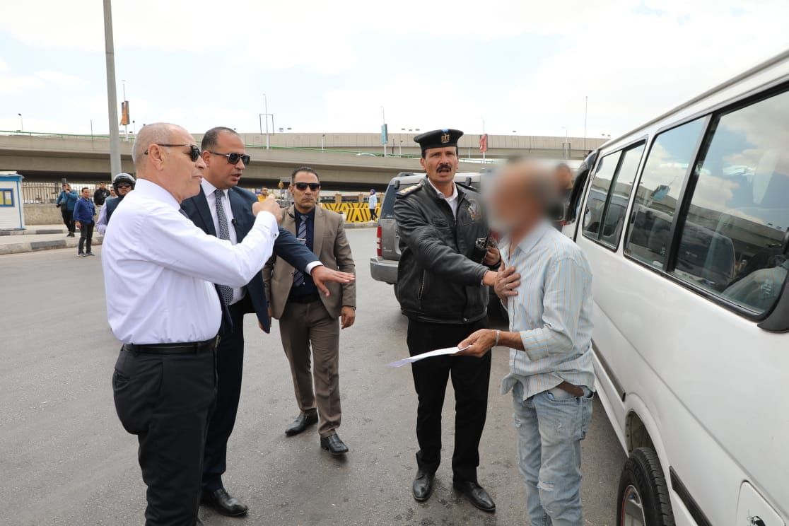 محافظ القاهرة يسحب رخص سيارات مخالفة بمحيط موقف السلام الجديد.. صور