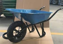 شاهد بالفيديو.. في لقطة طريفة “شوايقة” يرفعون رجل على “درداقة” ويرقصون به خلال حفل “طمبور” بالولاية الشمالية