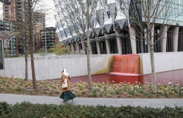 أوقفوا دعم إسرائيل.. مسئول بريطانى يسكب صبغة حمراء بجوار سفارة أمريكا