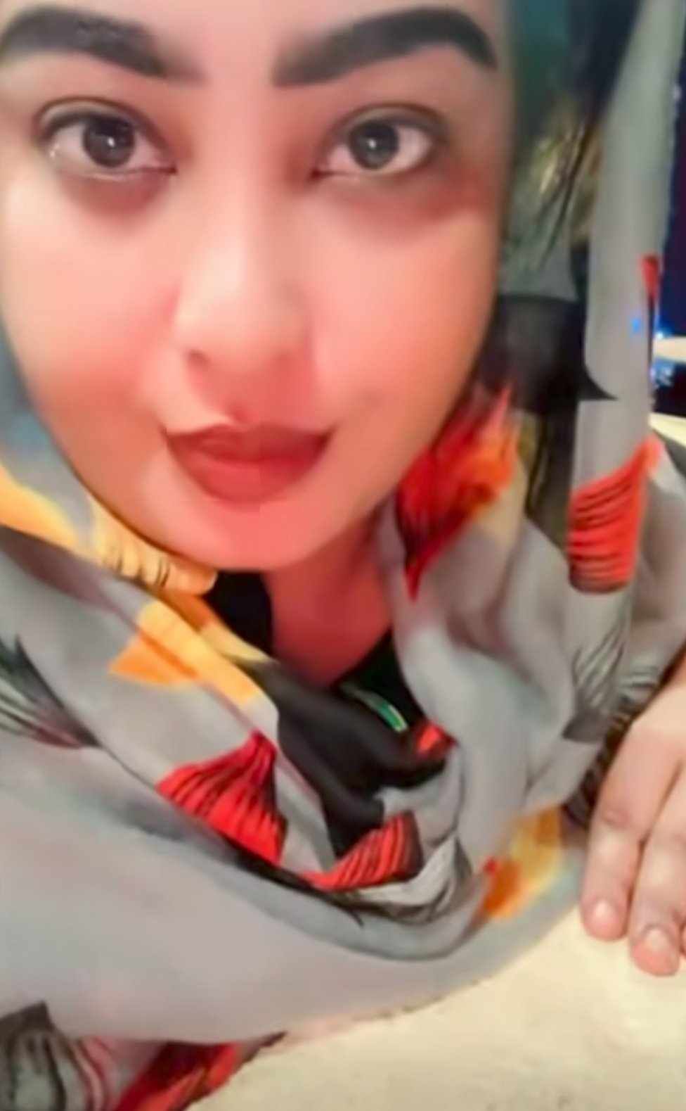 شاهد بالفيديو.. الفتاة التي تجاوب معها الفنان محمد بشير ترد على سخرية الجمهور: (أنا ما محتاجة لقروش وانتو مستعجلين لعرسي منتظرني أنجب ليكم ويل سميث ولا النميري مثلاً؟)