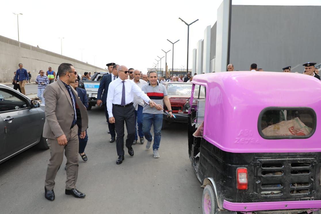 محافظ القاهرة يسحب رخص سيارات مخالفة بمحيط موقف السلام الجديد.. صور