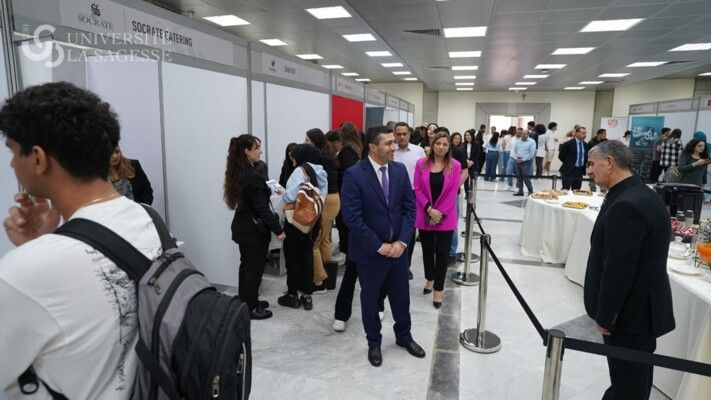 جامعة الحكمة نظمت معرض الوظائف "Career Fair" للتواصل المباشر بين الطلاب