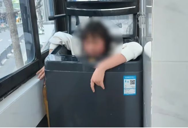 الامارات | فتاة اختبأت في غسالة الملابس ثم لم تستطع الخروج .. ورجال الإنقاذ يتدخلون