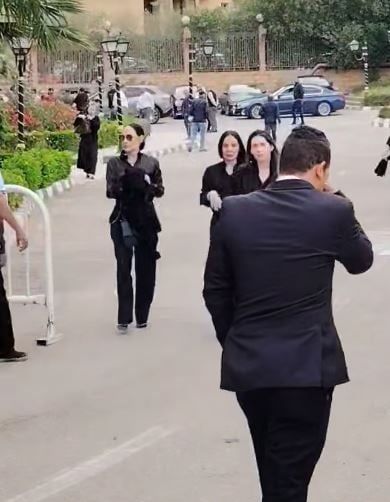 شريهان ويسرا وتامر هجرس في جنازة والدة زوجة رامي صبري