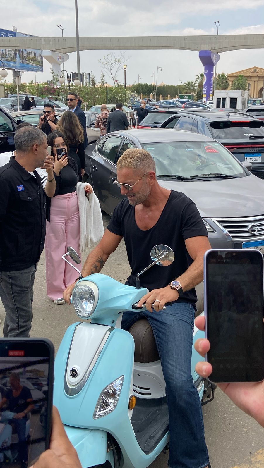 تامر هجرس بالاسكوتر فى جنازة والدة زوجة رامي صبري .. صور