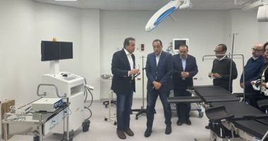 رئيس الوزراء يتفقد مستشفي منفلوط.. صور