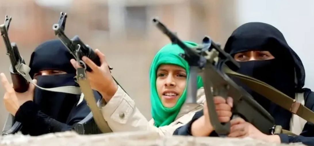 وسط العاصمة صنعاء ...اغتيال فتاتين من الشرطة النسائية الحوثية "الزينبيات"..."شاهد"