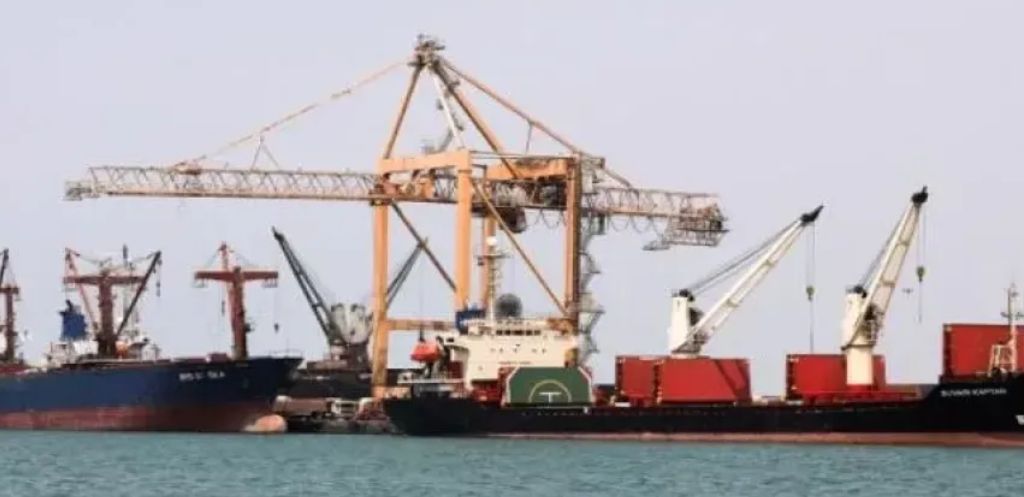 أول رد حوثي على إغلاق ميناء الحديدة