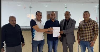 محمد تيسير مطر يشهد توقيع عقد تسليم مكتب الشهر العقارى بمركز شباب دار السلام