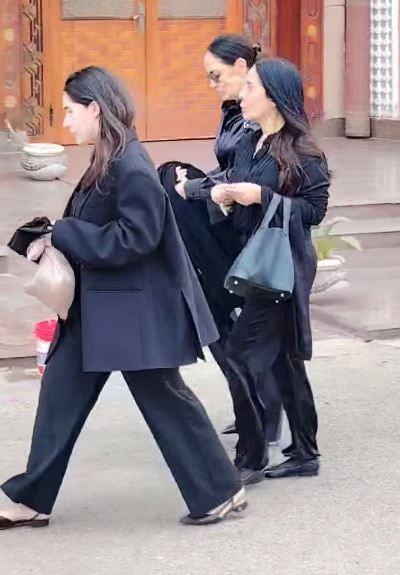 شريهان ويسرا وتامر هجرس في جنازة والدة زوجة رامي صبري