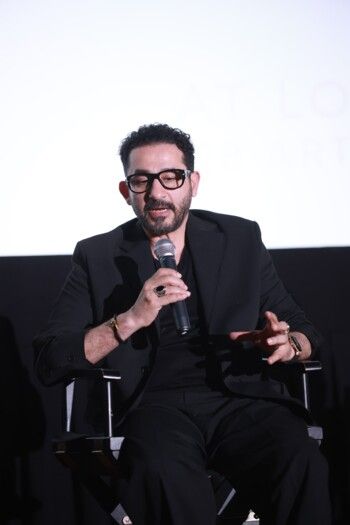 أحمد حلمي يُكرَّم في هوليوود بجائزة "الإنجاز".. ويعبّر عن فخره