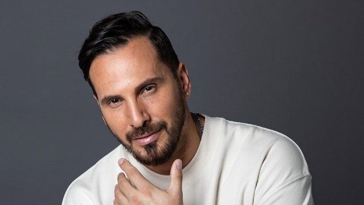 عزيز عبده يُطلق "عالم تاني".. رحلة غنائية حالمة بلون البوب العربي - بالفيديو