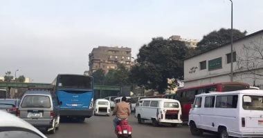 النشرة المرورية.. كثافات متوسطة للسيارات بمحاور القاهرة والجيزة
