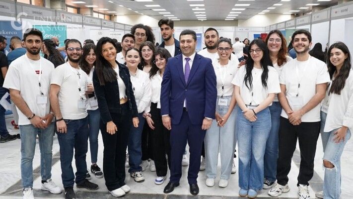 جامعة الحكمة نظمت معرض الوظائف "Career Fair" للتواصل المباشر بين الطلاب
