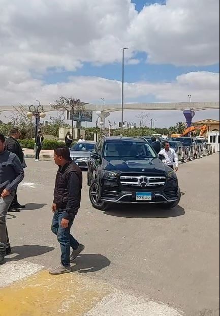 شريهان ويسرا وتامر هجرس في جنازة والدة زوجة رامي صبري