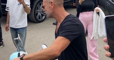 تامر هجرس بالاسكوتر فى جنازة والدة زوجة رامي صبري .. صور